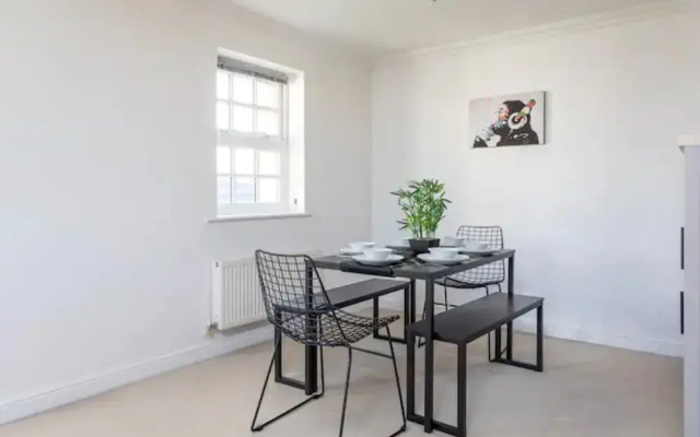Spacious 3 Bedroom Apt With Parking