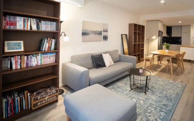 Convenient 2-bed Apartment in Melbourne's Heart