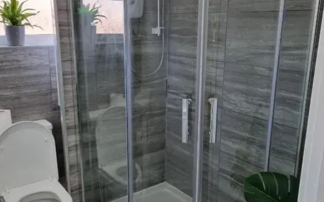 Modern 2-bed Home - Private Garden, Parking & Wifi
