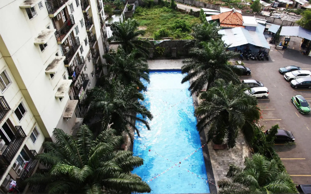 Pool View 2BR Mutiara Bekasi Apartment By Travelio