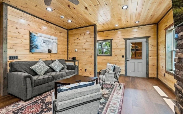 Smoky Top 2 Bedroom Cabin
