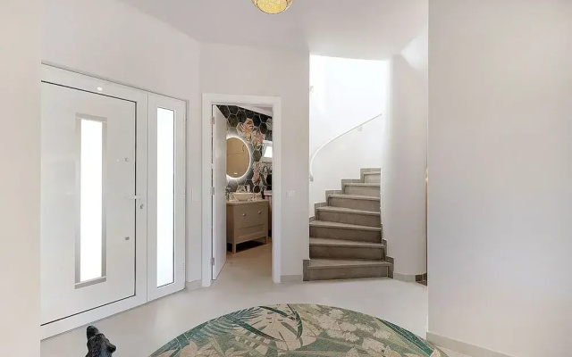 Casa Ella - Beautifully Renovated Townhouse Walkin