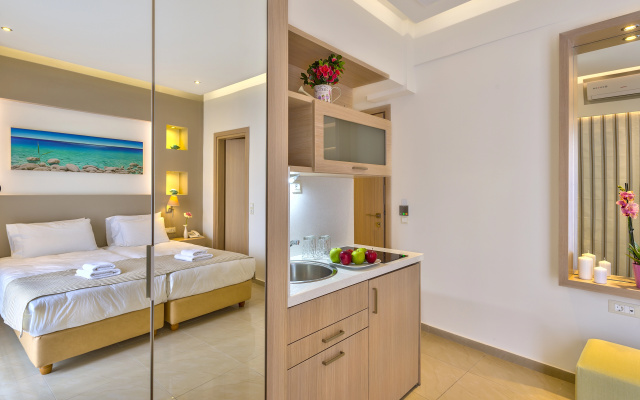 Leonidas Hotel & Apartments