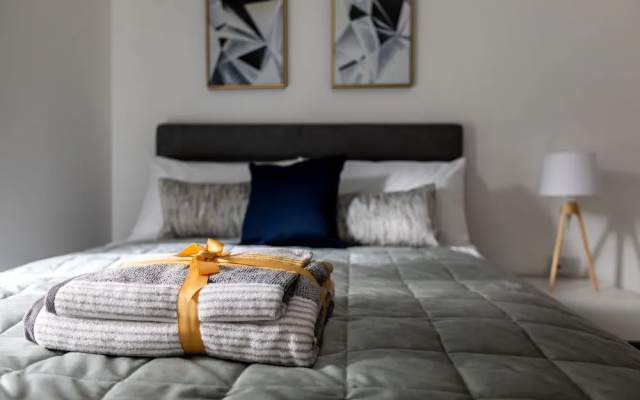 Luxury 1 Bed Apartment in Olympia Kensington