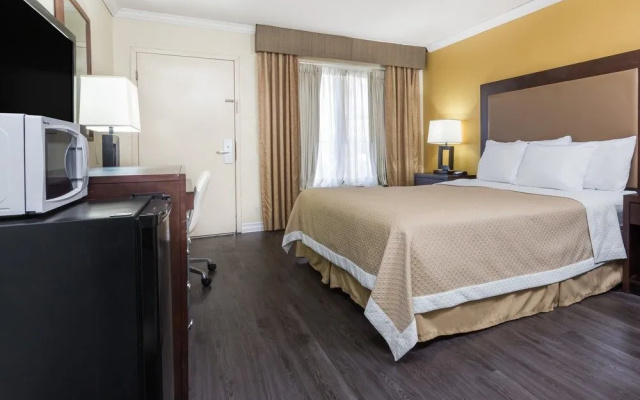 Days Inn Pensacola - Historic Downtown
