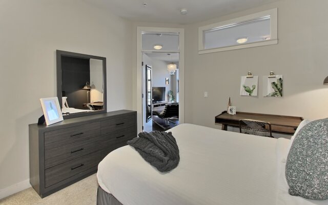 Отель Stylish 1BR w/ Pool + Gym South Capitol комната для гостей