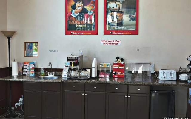 Econo Lodge At The Park