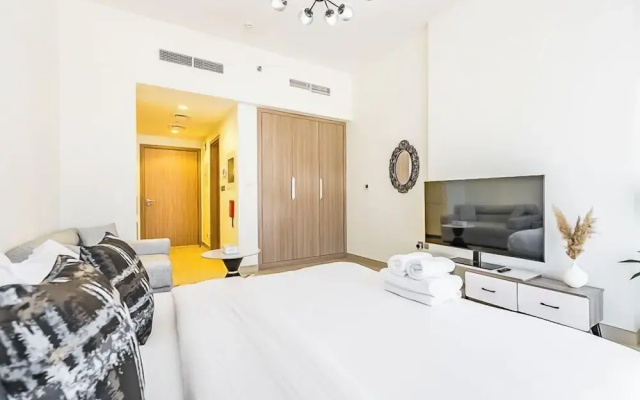 Relaxing Studio Retreat in Vibrant Meydan City,