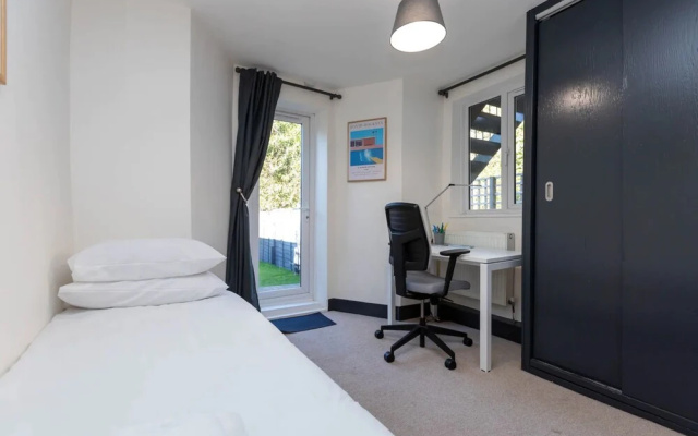 Stylish 2 Bedroom Flat With Large Private Garden