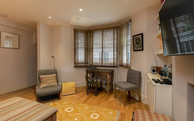Beautiful 1BR Home in Chelsea - 3 Guests!