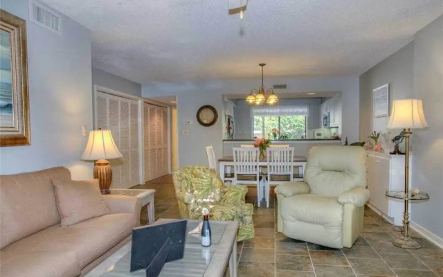 Richmond Park Three-bedroom Apartment 18-F