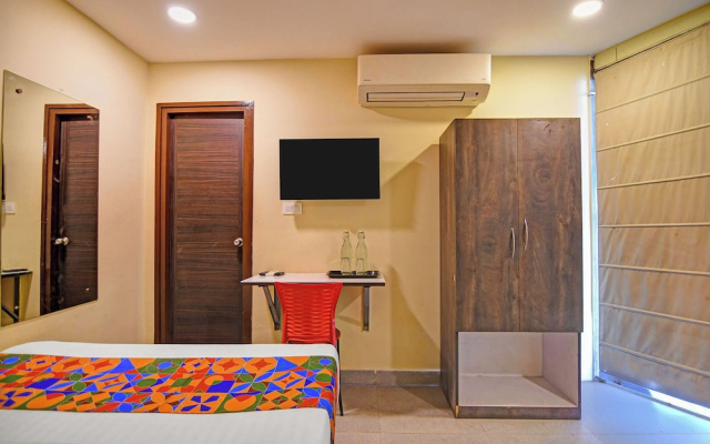 Fabhotel The Crown Aura