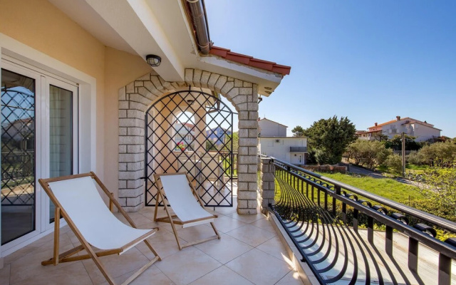 Nice Apartment in Barbat with Hot Tub, WiFi & 3 Bedrooms