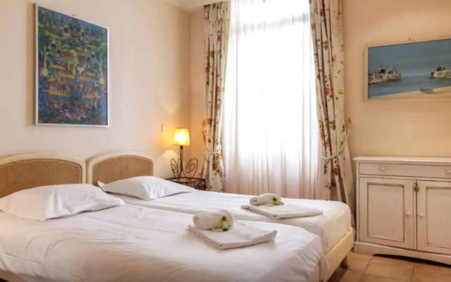 Central 1 Bedroom with 2 Bathrooms