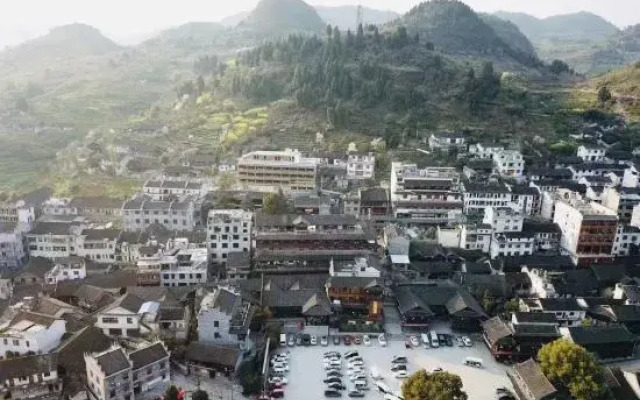 Furong Town and Slow Yueshe (Lotus Pool Shop)