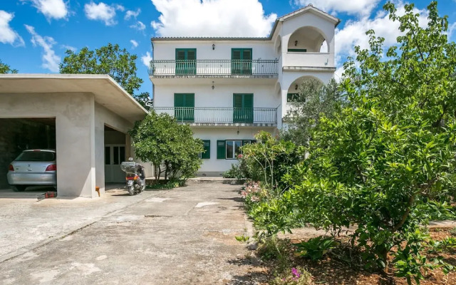 Simplistic Apartment in Šibenik near Sea Beach