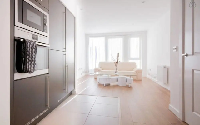 Bright 1BR Flat - 10 min Canary Wharf