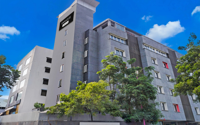 Super Townhouse Balewadi High Street