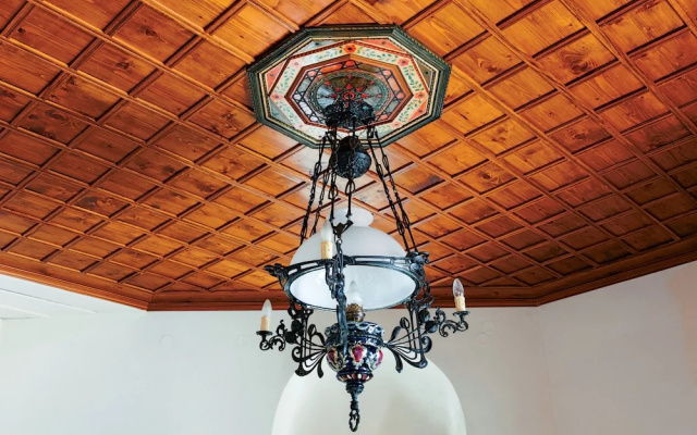 The Fountainhead Historic Chalet by JJ