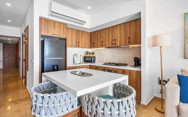Oceanfront 1BR with Balcony & Pool