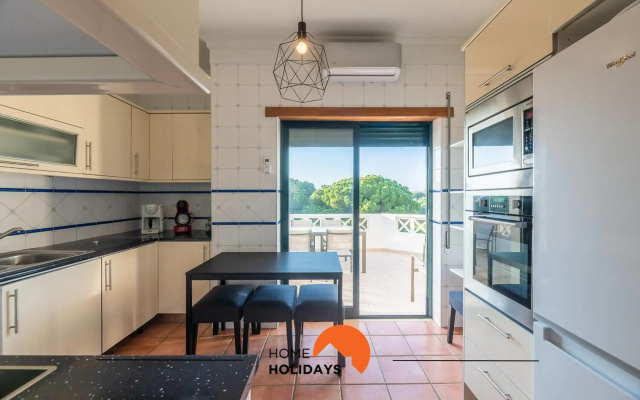 #071 Stunning Spacious Flat w Pool 5m Beach