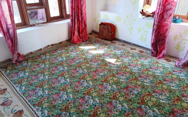 POP 92607 Rohi Homestay