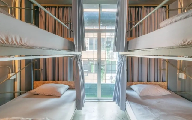 Zhelter Hostel Bangkok by ZUZU