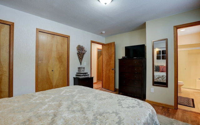 Pet-Friendly 6 Otter Home features Bikes to Explore Sunriver Village by RedAwning