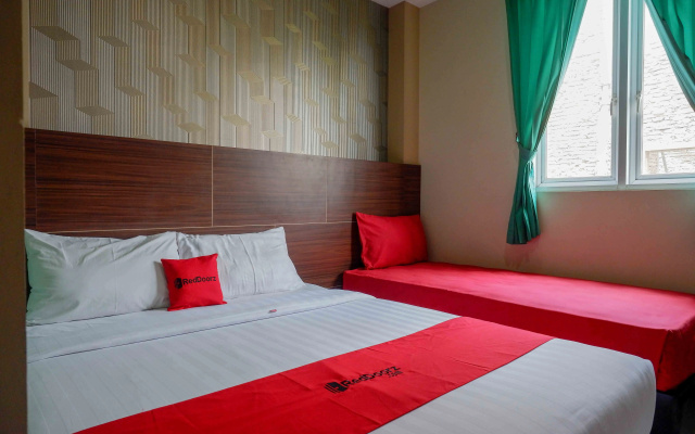 RedDoorz Plus Syariah near Laweyan Solo
