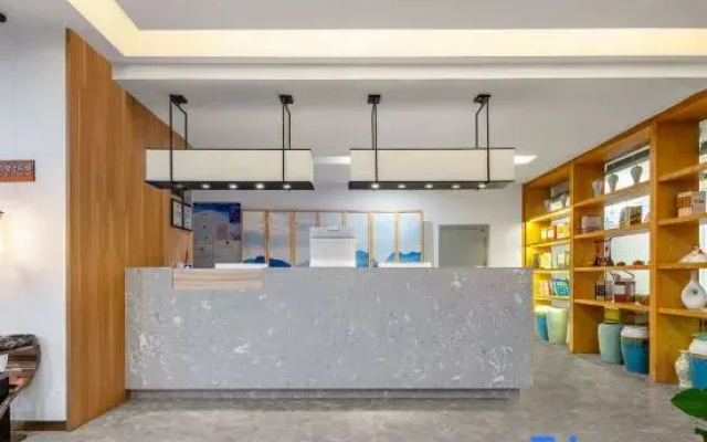 Yueju Hotel (Xinyang High-speed Railway East Station Daxin Plaza)