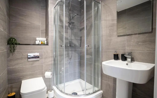 Luxe 3BR Great Central Apartment City View Near Sheffield