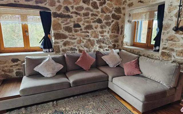 Tepeboz Stone House Karaburun