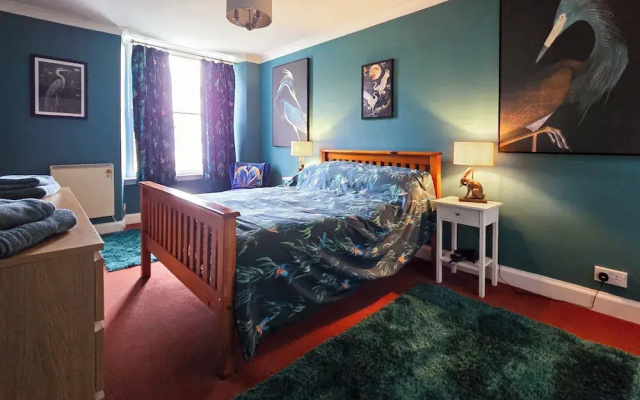 2 Bed House - Sleeps 4 - Pets - Parking - Wifi