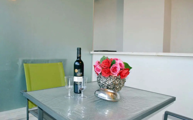 Classic 1BR in City Center near Beach by FeelHome