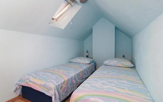 Amazing Home in Praznica With 4 Bedrooms, Wifi and Outdoor Swimming Pool