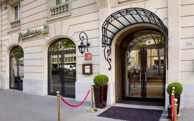 Radisson Blu Hotel Champs Elysées, Paris вид на фасад