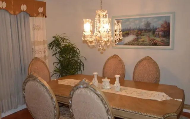 Four-Bedroom House near Universal
