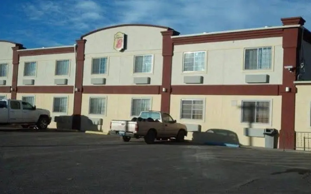Super 8 Douglas