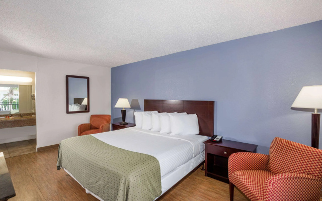 Days Inn by Wyndham St. Petersburg / Tampa Bay Area