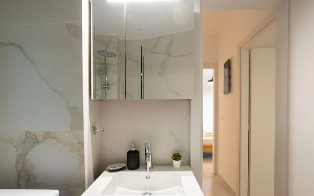 Renovated 2-bedroom Apt Near the Athenian Coast