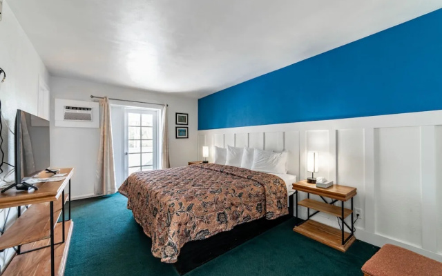 Captain's Table Lodge and Villas