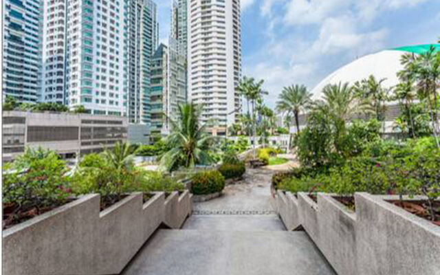 Отель Luxury 3 Bedroom Condo In Downtown Bangkok Бангкок вид на фасад