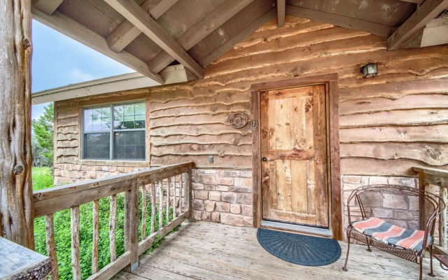 Cedar Bliss Studio Bedroom Cabin by Redawning