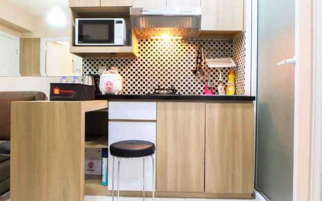 Cozy 2BR Green Pramuka Apartment By Travelio