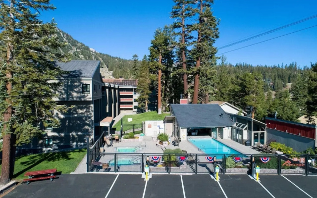 Spacious Slopeside Location by RedAwning