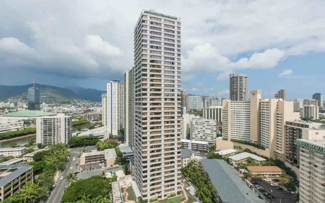 Spacious Condos With Private Balcony at Discovery Bay - Free Wifi, Near Beaches!