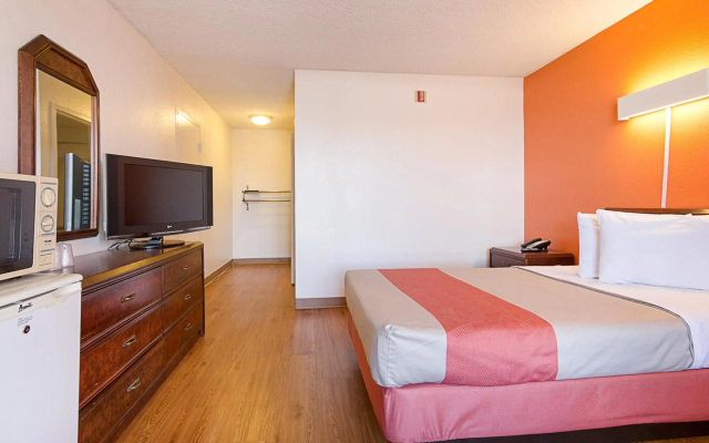 Motel 6 Newnan, GA