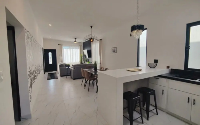 Beautiful 3bed 2bath new Home With Pool in Town
