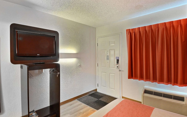 Motel 6 Tewksbury, MA - Boston