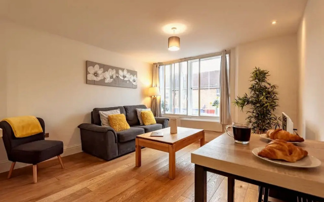 2BR Town Centre With Fast Wi-fi Sleeps 7